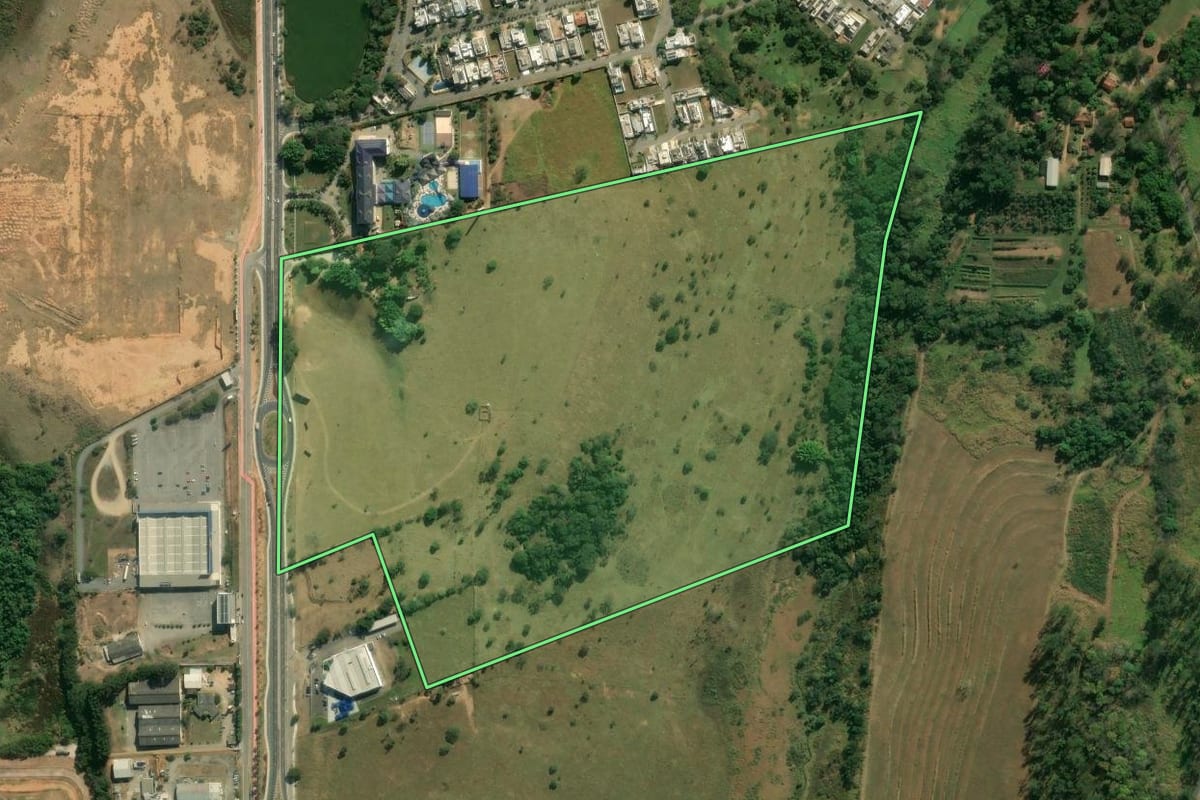 Imagem de satélite do imóvel rural em Pindamonhangaba (SP), com o contorno declarado no CAR desenhado por cima.