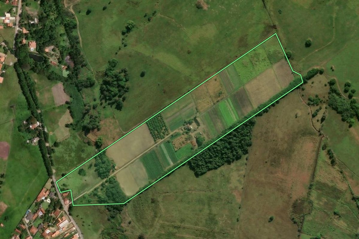 Imagem de satélite do imóvel rural em Pindamonhangaba (SP), com o contorno declarado no CAR desenhado por cima.