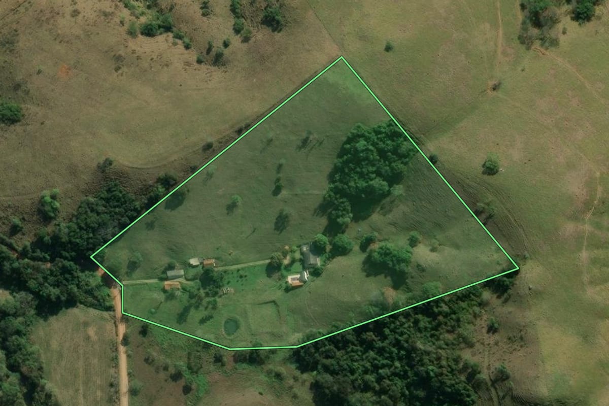 Imagem de satélite do imóvel rural em Pindamonhangaba (SP), com o contorno declarado no CAR desenhado por cima.