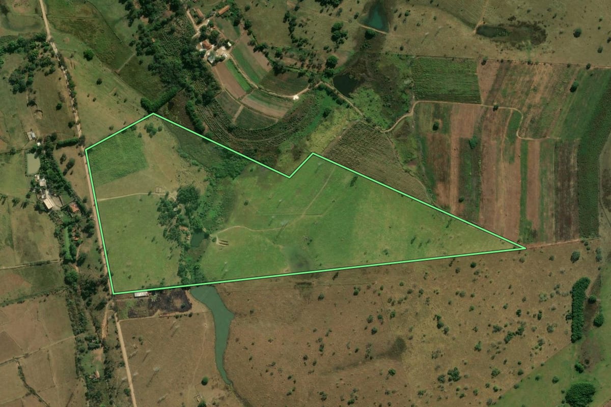 Imagem de satélite do imóvel rural em Pindamonhangaba (SP), com o contorno declarado no CAR desenhado por cima.
