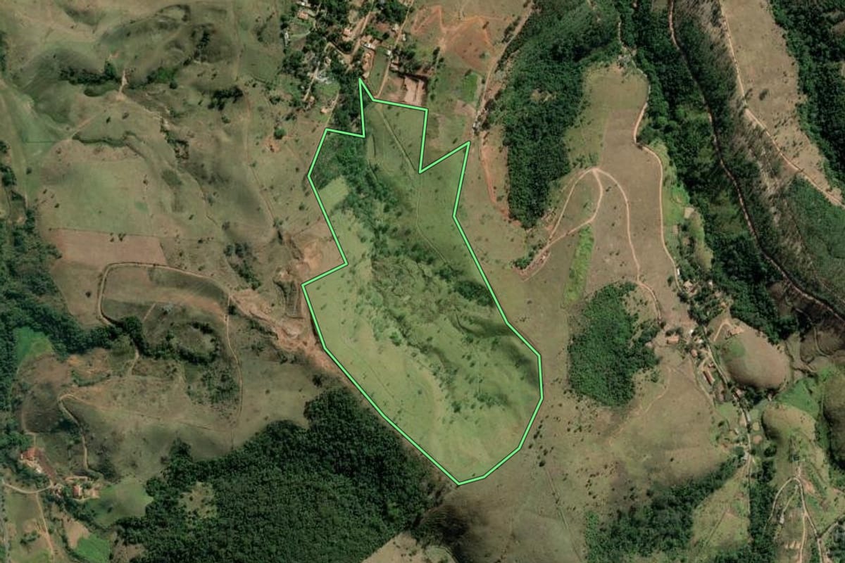 Imagem de satélite do imóvel rural em Pindamonhangaba (SP), com o contorno declarado no CAR desenhado por cima.