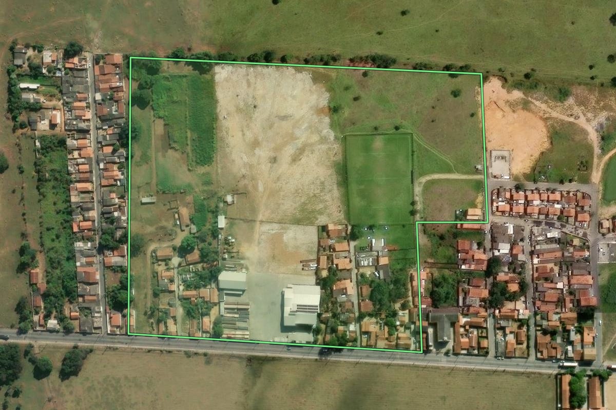 Imagem de satélite do imóvel rural em Pindamonhangaba (SP), com o contorno declarado no CAR desenhado por cima.