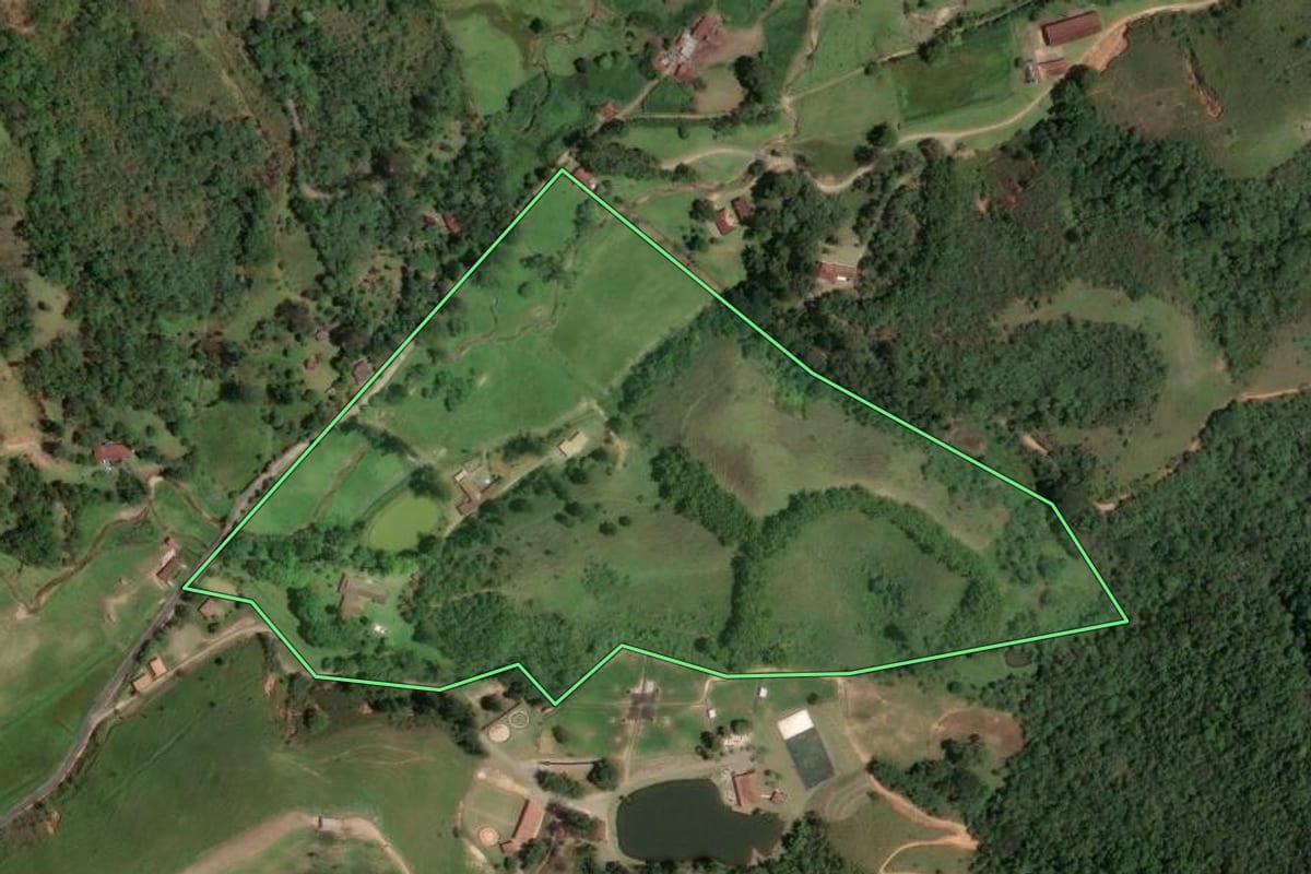 Imagem de satélite do imóvel rural em Pindamonhangaba (SP), com o contorno declarado no CAR desenhado por cima.
