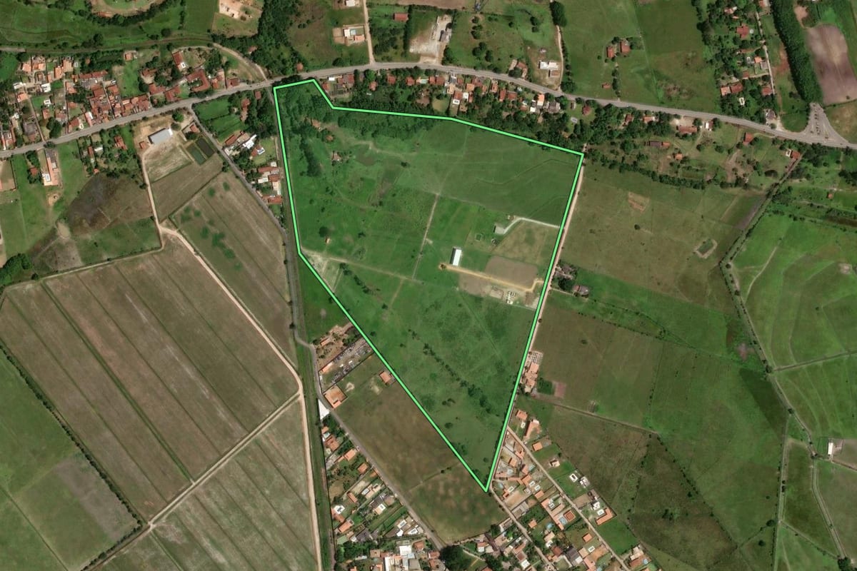 Imagem de satélite do imóvel rural em Pindamonhangaba (SP), com o contorno declarado no CAR desenhado por cima.