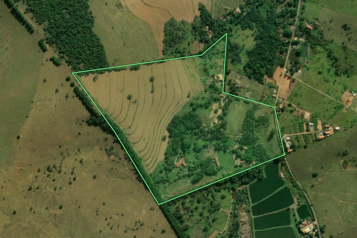 Imagem de satélite do imóvel rural em Pindamonhangaba (SP), com o contorno declarado no CAR desenhado por cima.