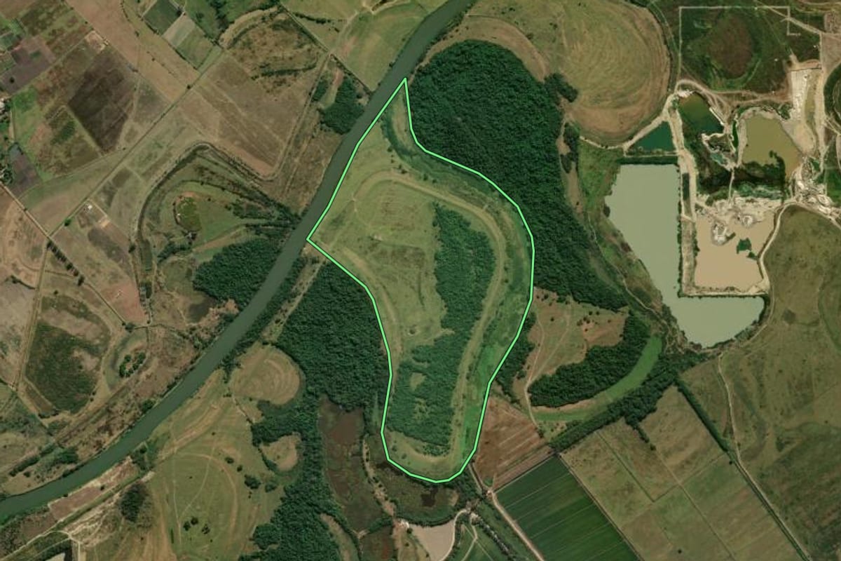 Imagem de satélite do imóvel rural em Pindamonhangaba (SP), com o contorno declarado no CAR desenhado por cima.