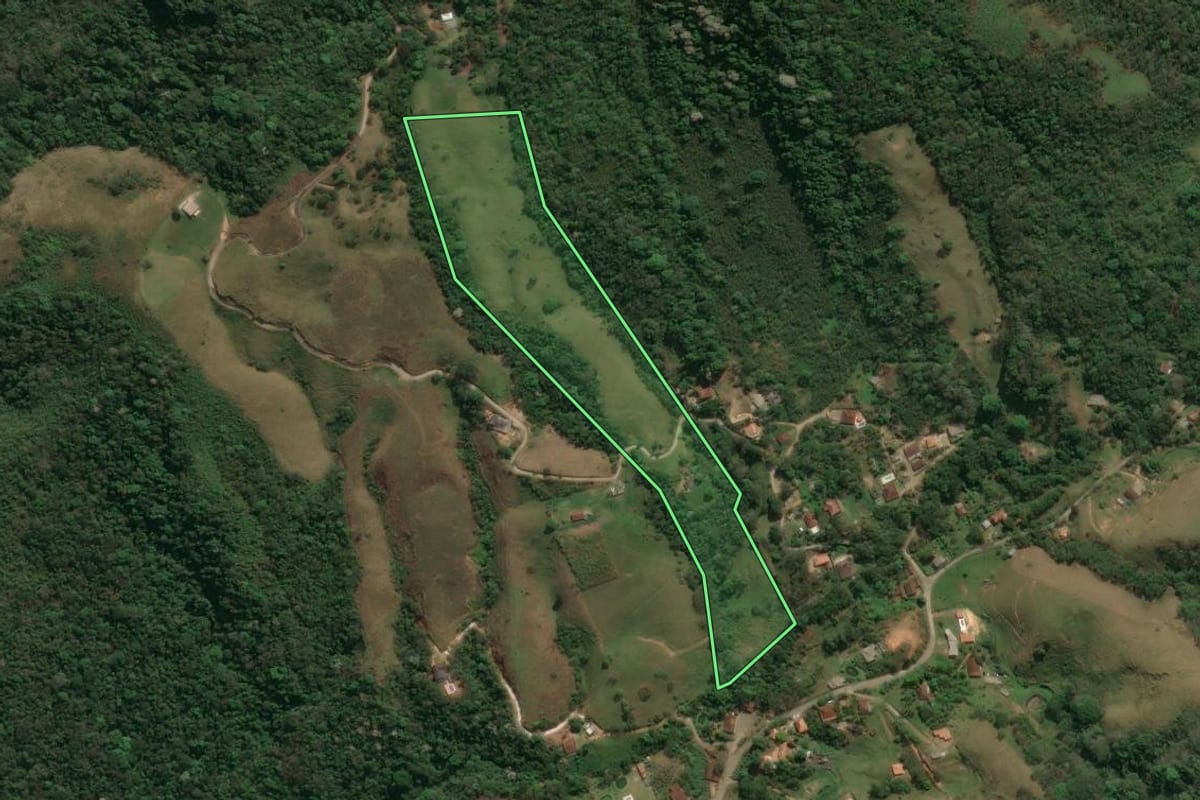 Imagem de satélite do imóvel rural em Pindamonhangaba (SP), com o contorno declarado no CAR desenhado por cima.