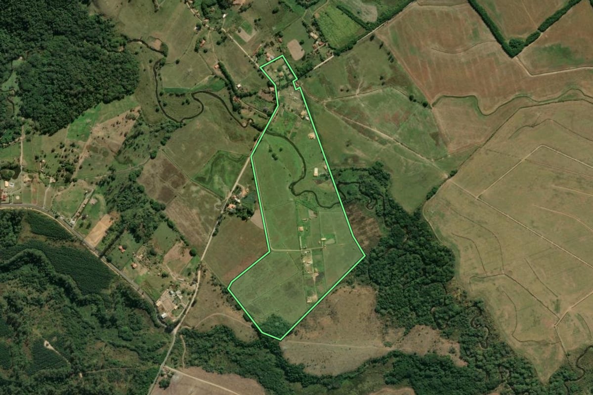 Imagem de satélite do imóvel rural em Pindamonhangaba (SP), com o contorno declarado no CAR desenhado por cima.