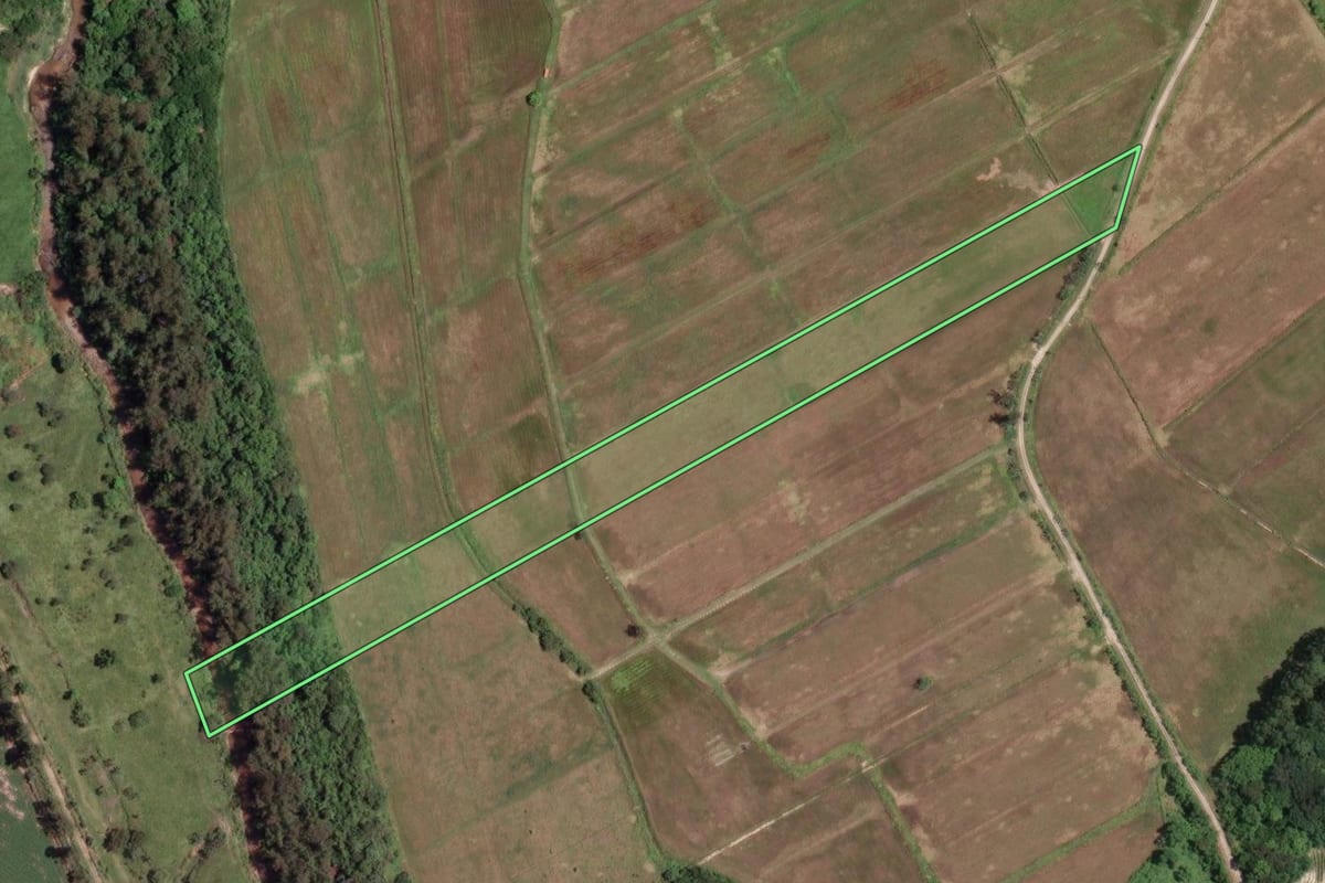 Imagem de satélite do imóvel rural em Pindamonhangaba (SP), com o contorno declarado no CAR desenhado por cima.