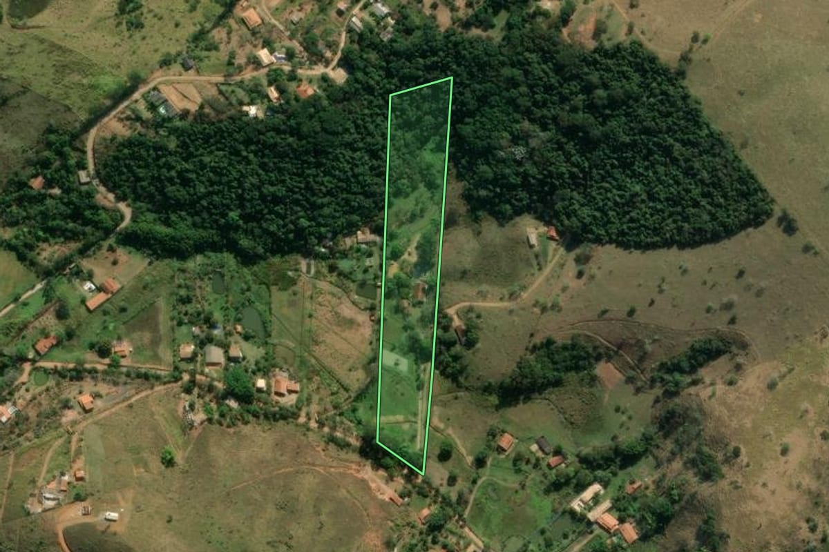 Imagem de satélite do imóvel rural em Pindamonhangaba (SP), com o contorno declarado no CAR desenhado por cima.