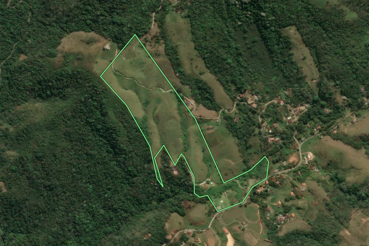 Imagem de satélite do imóvel rural em Pindamonhangaba (SP), com o contorno declarado no CAR desenhado por cima.