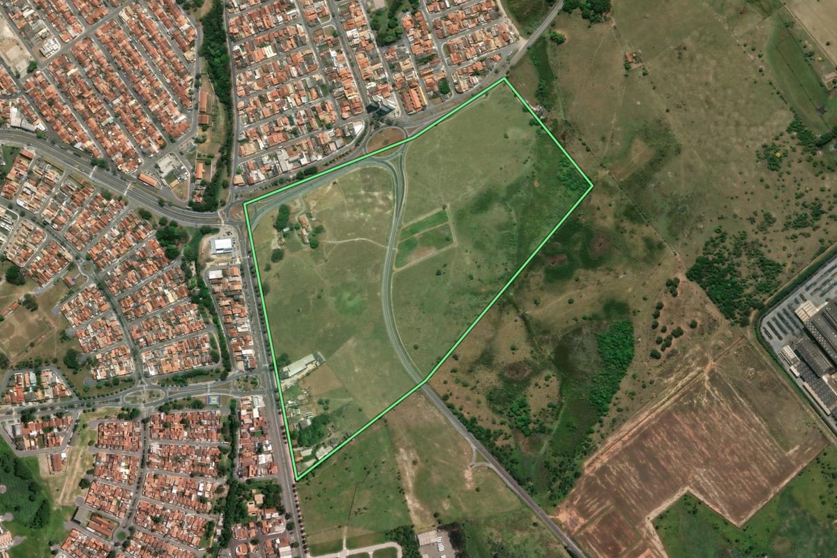 Imagem de satélite do imóvel rural em Pindamonhangaba (SP), com o contorno declarado no CAR desenhado por cima.