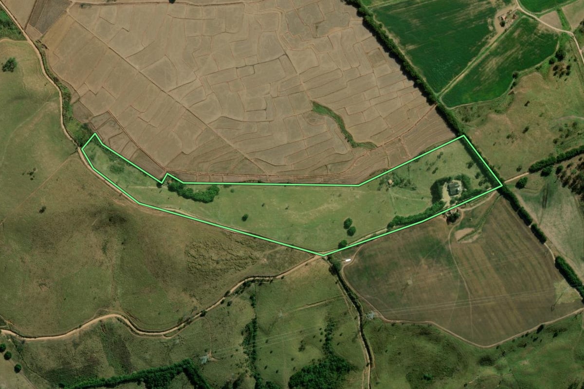 Imagem de satélite do imóvel rural em Pindamonhangaba (SP), com o contorno declarado no CAR desenhado por cima.