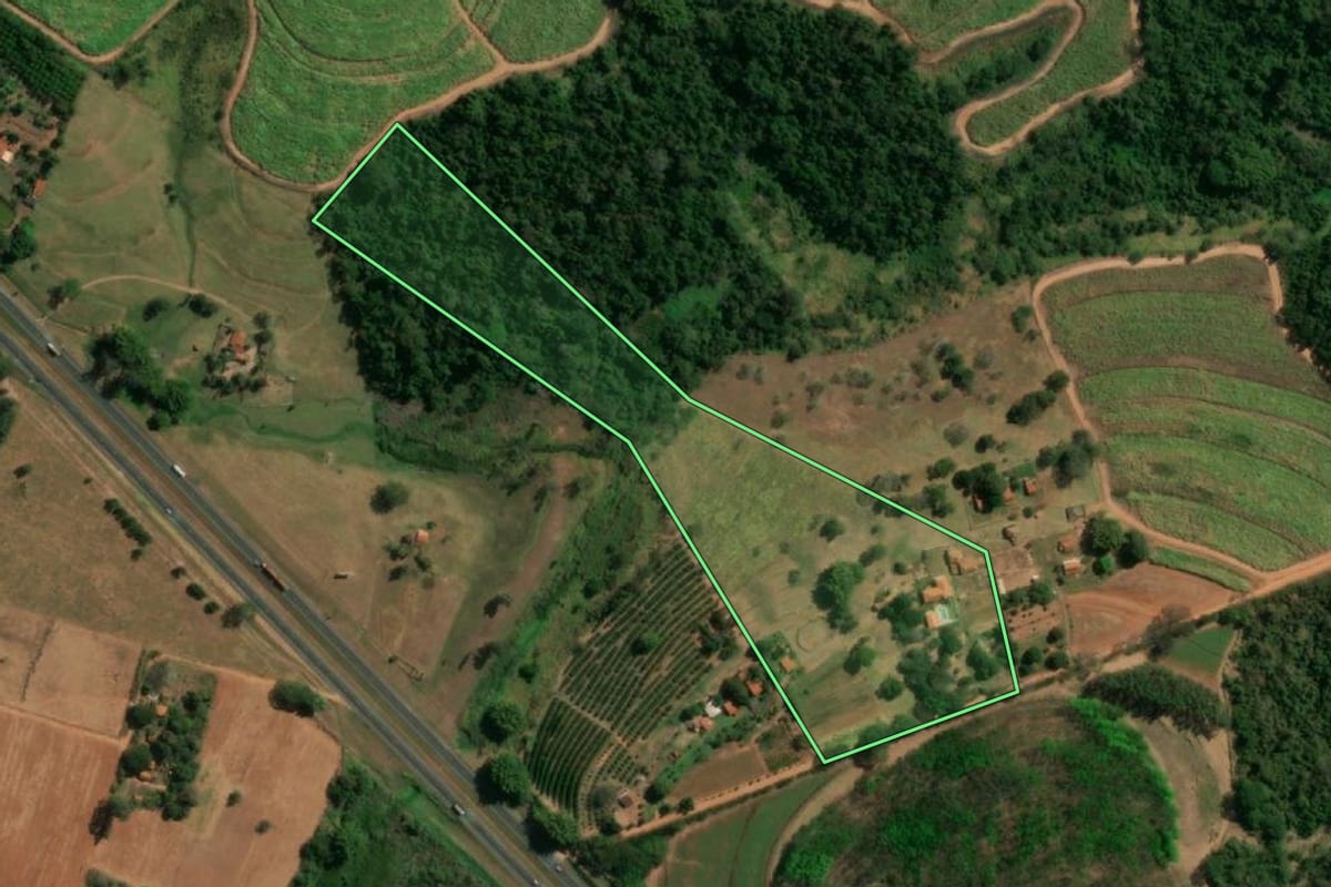 Imagem de satélite do imóvel rural em Pindorama (SP), com o contorno declarado no CAR desenhado por cima.