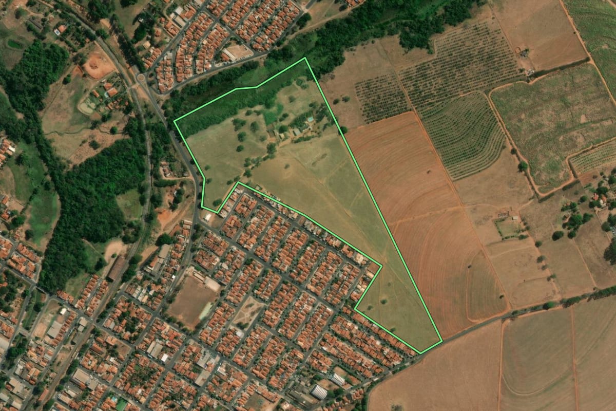 Imagem de satélite do imóvel rural em Pindorama (SP), com o contorno declarado no CAR desenhado por cima.