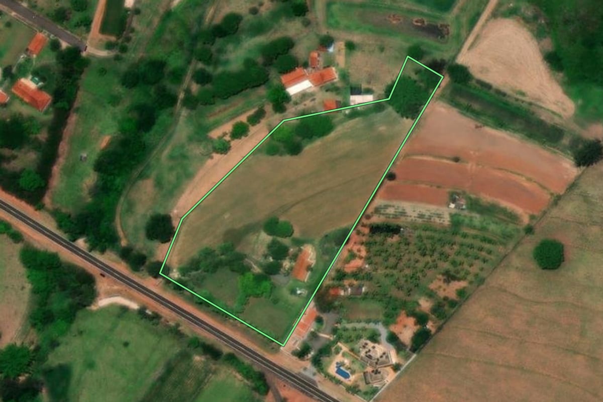 Imagem de satélite do imóvel rural em Pindorama (SP), com o contorno declarado no CAR desenhado por cima.