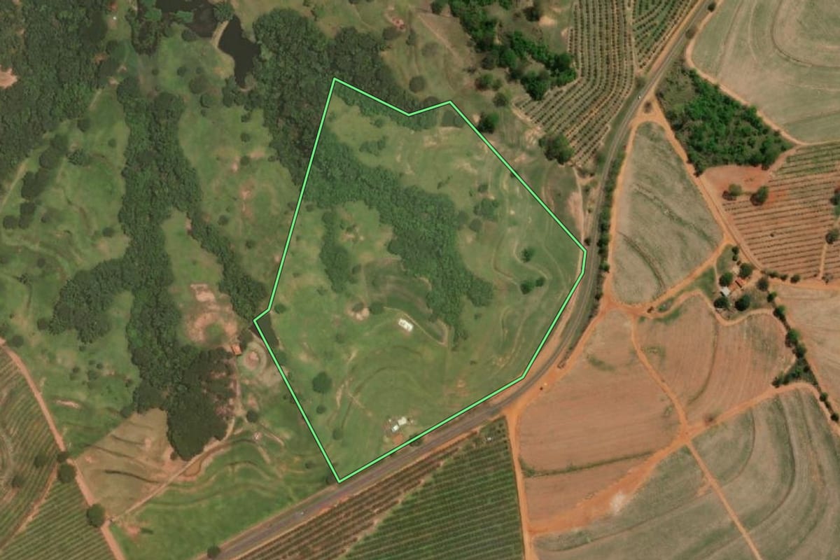 Imagem de satélite do imóvel rural em Pindorama (SP), com o contorno declarado no CAR desenhado por cima.