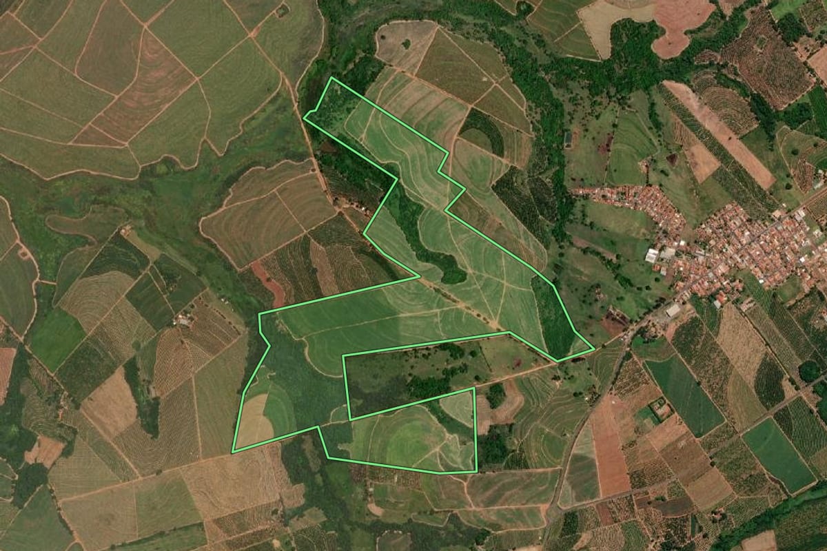 Imagem de satélite do imóvel rural em Pindorama (SP), com o contorno declarado no CAR desenhado por cima.