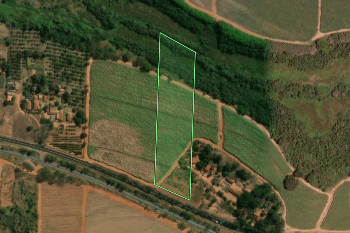 Imagem de satélite do imóvel rural em Pindorama (SP), com o contorno declarado no CAR desenhado por cima.