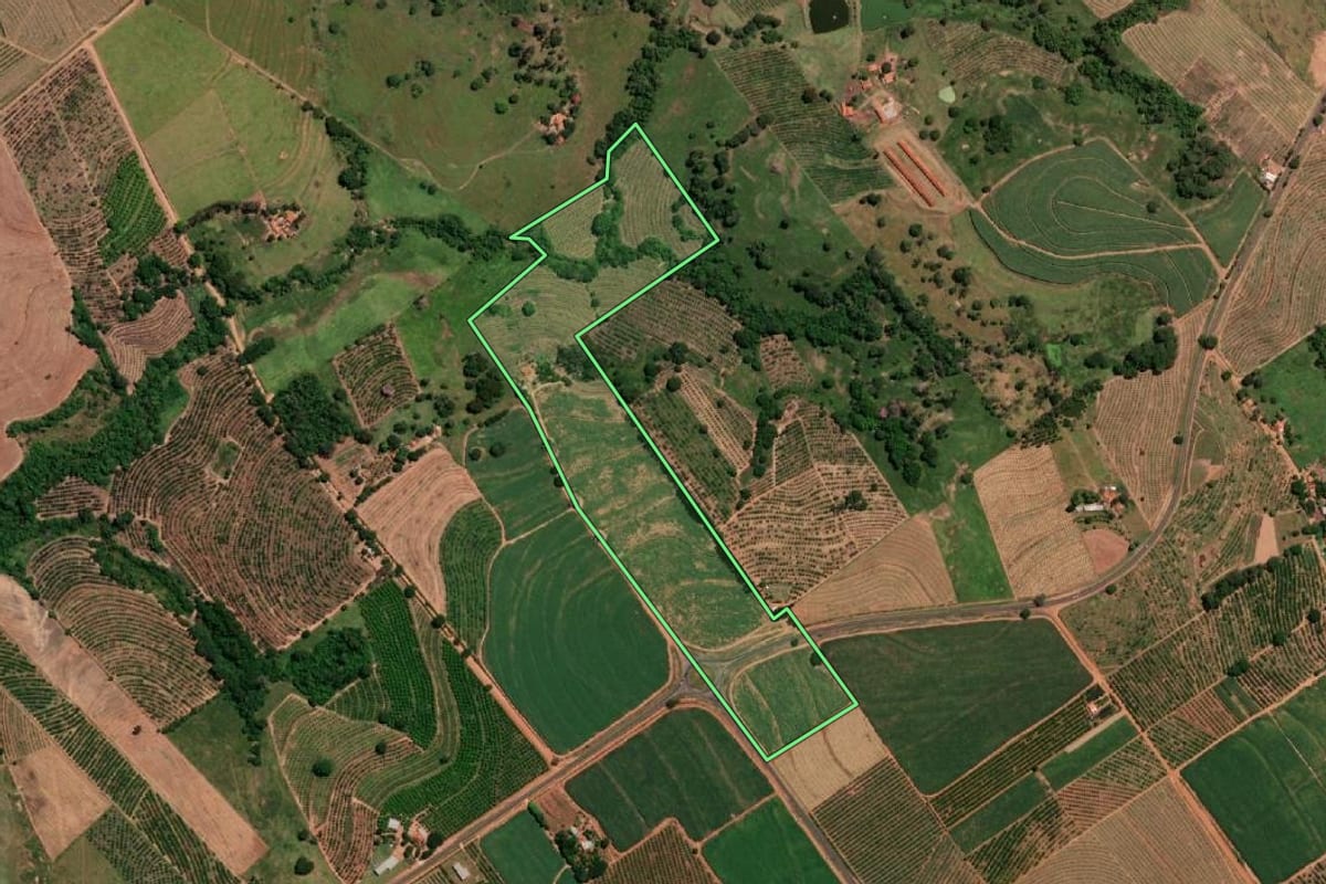Imagem de satélite do imóvel rural em Pindorama (SP), com o contorno declarado no CAR desenhado por cima.