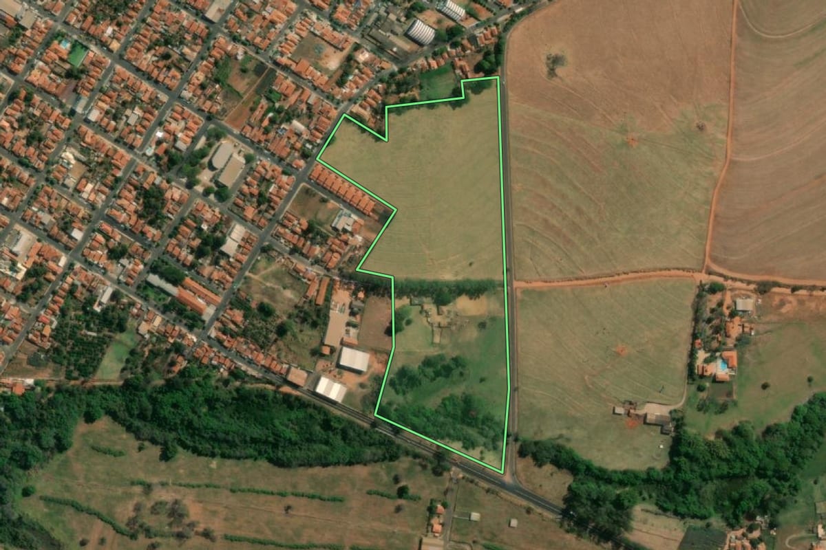Imagem de satélite do imóvel rural em Pindorama (SP), com o contorno declarado no CAR desenhado por cima.