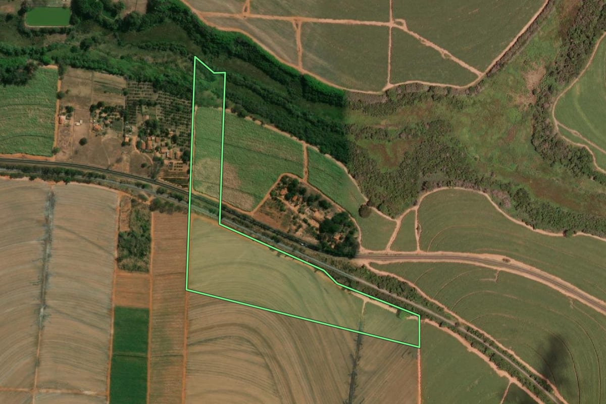 Imagem de satélite do imóvel rural em Pindorama (SP), com o contorno declarado no CAR desenhado por cima.