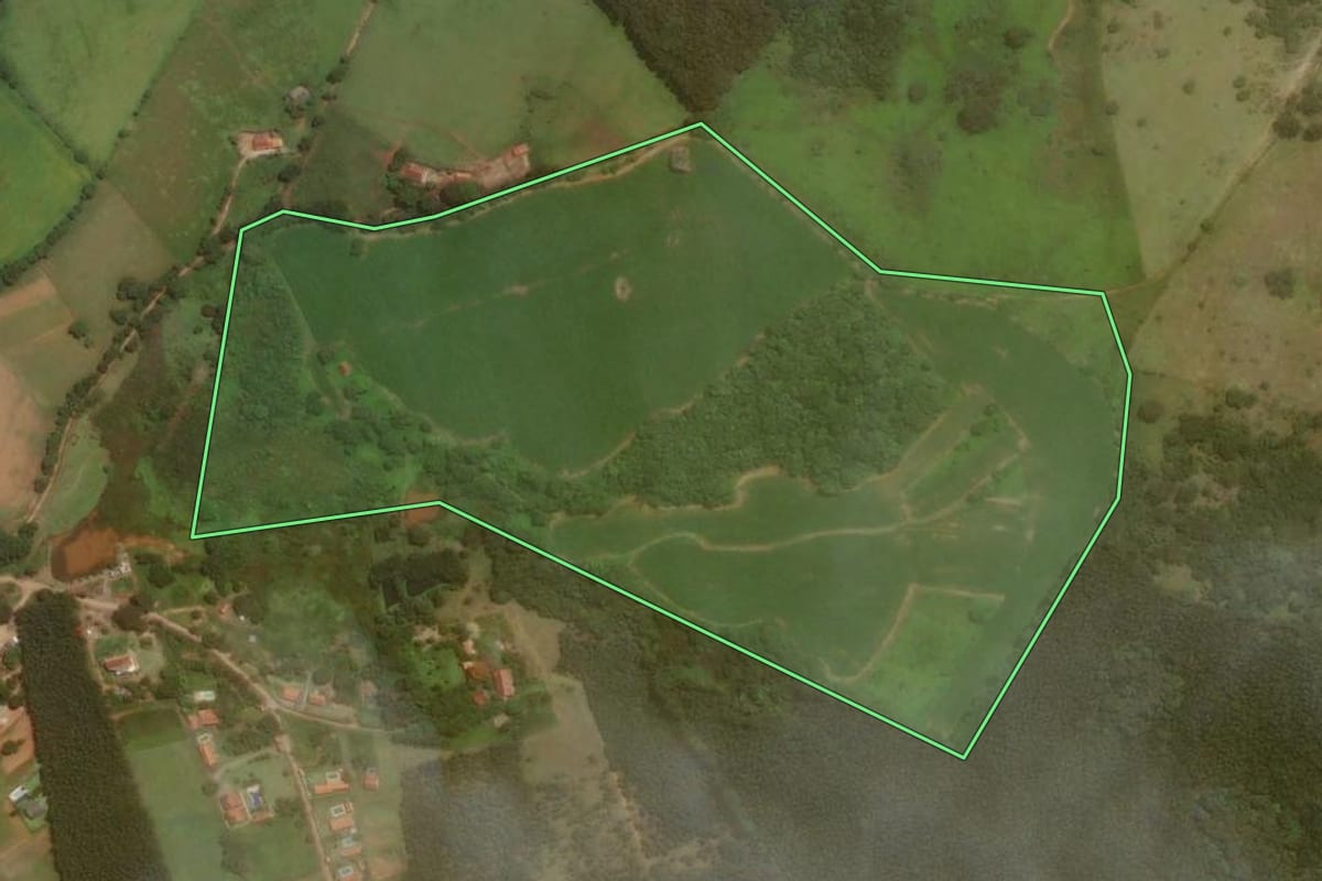 Imagem de satélite do imóvel rural em Pinhalzinho (SP), com o contorno declarado no CAR desenhado por cima.