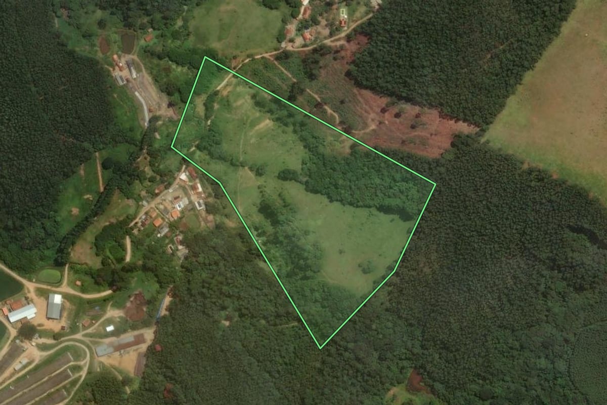 Imagem de satélite do imóvel rural em Pinhalzinho (SP), com o contorno declarado no CAR desenhado por cima.