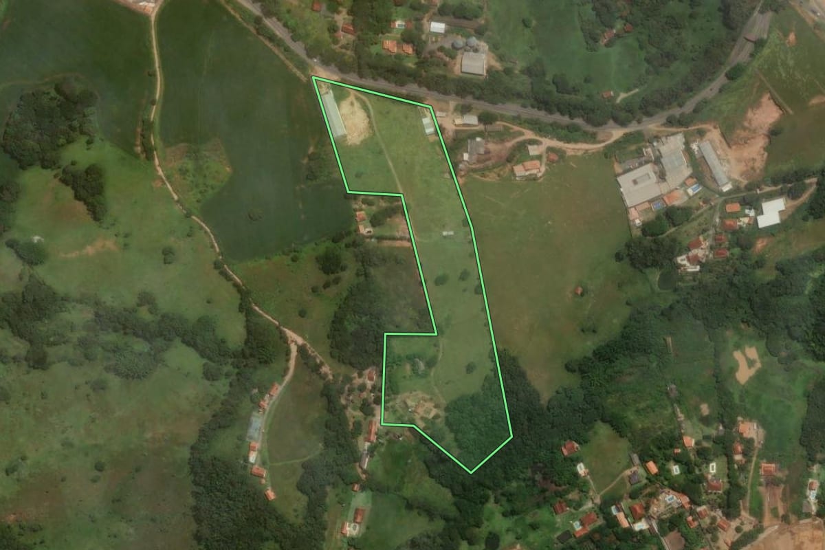 Imagem de satélite do imóvel rural em Pinhalzinho (SP), com o contorno declarado no CAR desenhado por cima.