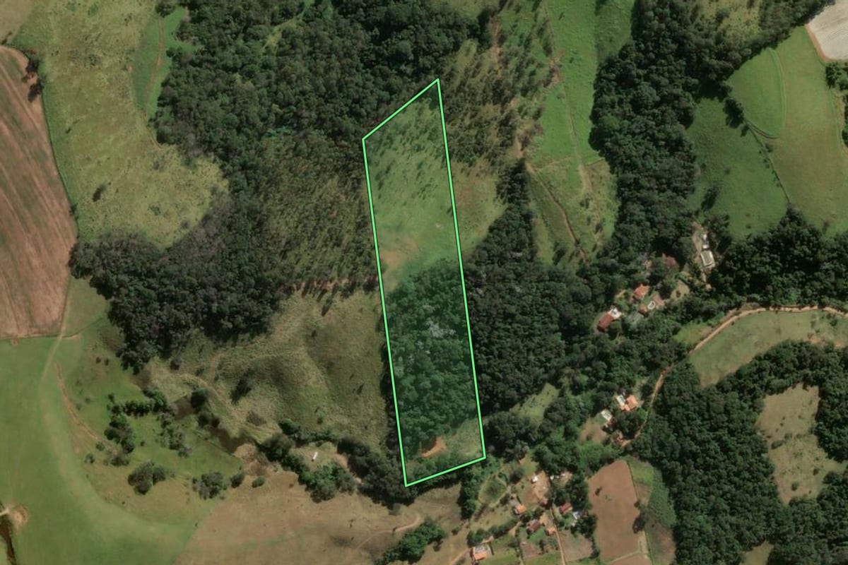 Imagem de satélite do imóvel rural em Pinhalzinho (SP), com o contorno declarado no CAR desenhado por cima.