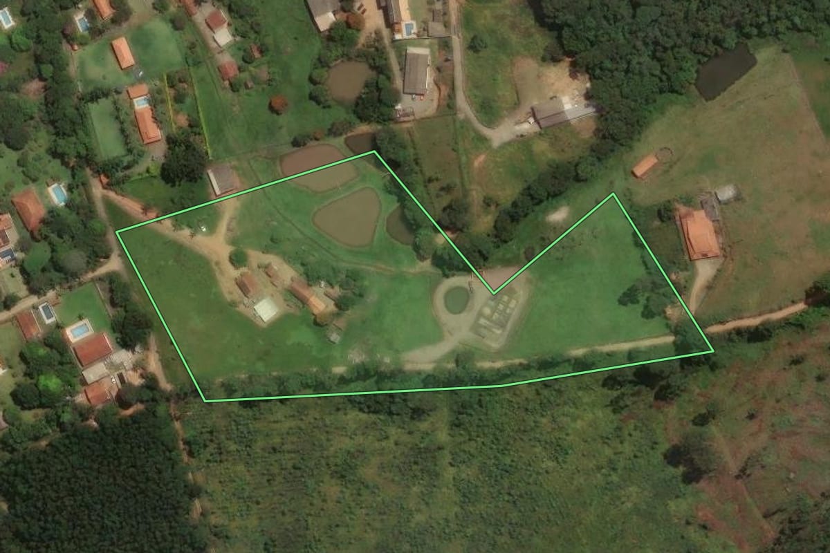 Imagem de satélite do imóvel rural em Pinhalzinho (SP), com o contorno declarado no CAR desenhado por cima.