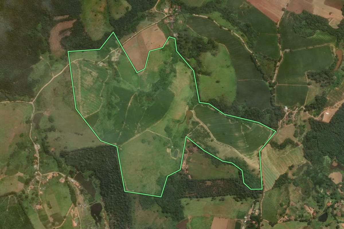 Imagem de satélite do imóvel rural em Pinhalzinho (SP), com o contorno declarado no CAR desenhado por cima.