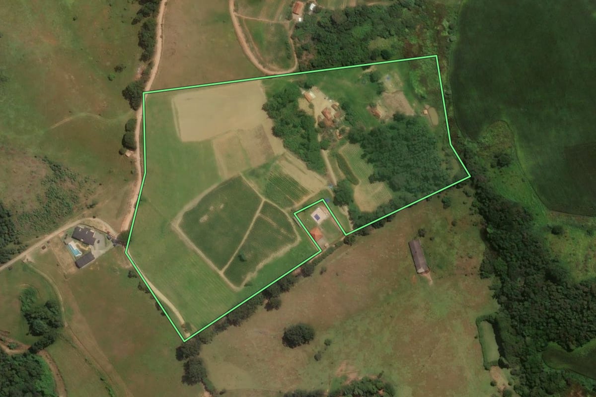 Imagem de satélite do imóvel rural em Pinhalzinho (SP), com o contorno declarado no CAR desenhado por cima.