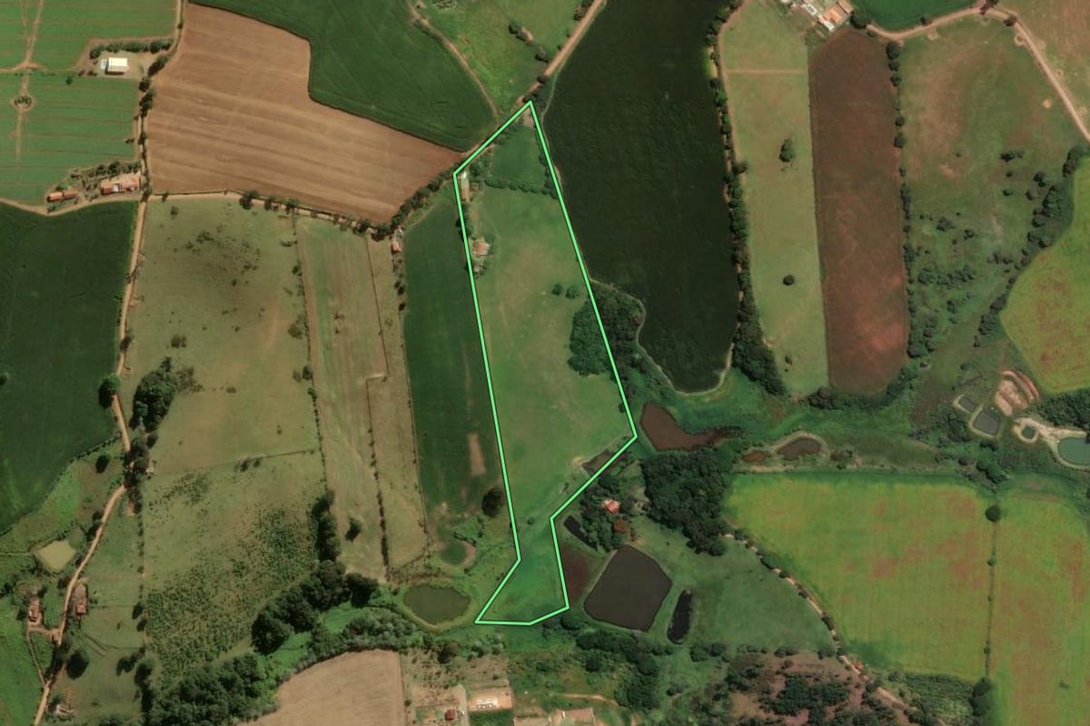 Imagem de satélite do imóvel rural em Pinhalzinho (SP), com o contorno declarado no CAR desenhado por cima.