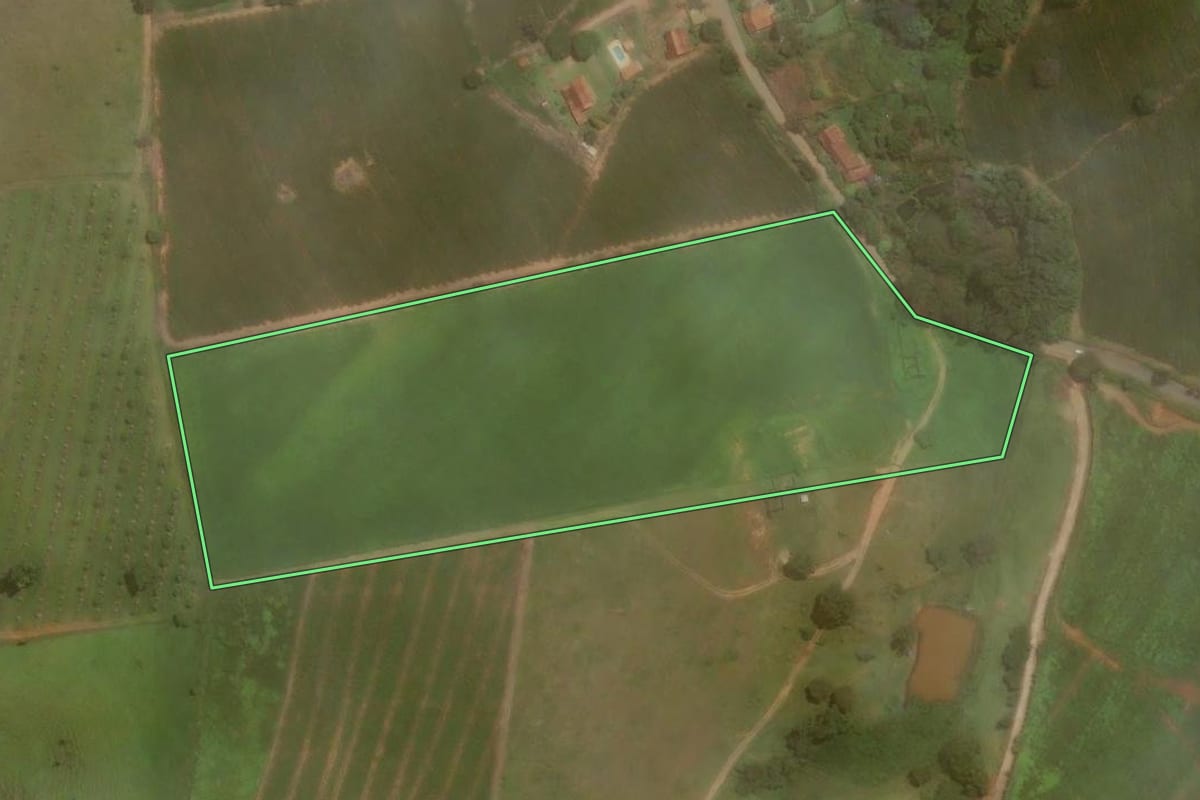 Imagem de satélite do imóvel rural em Pinhalzinho (SP), com o contorno declarado no CAR desenhado por cima.