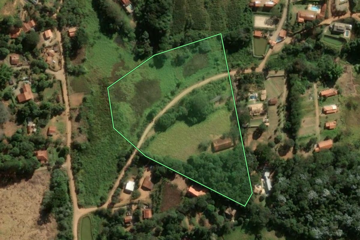 Imagem de satélite do imóvel rural em Pinhalzinho (SP), com o contorno declarado no CAR desenhado por cima.