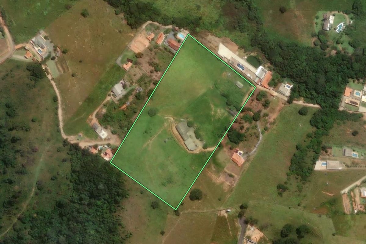 Imagem de satélite do imóvel rural em Pinhalzinho (SP), com o contorno declarado no CAR desenhado por cima.