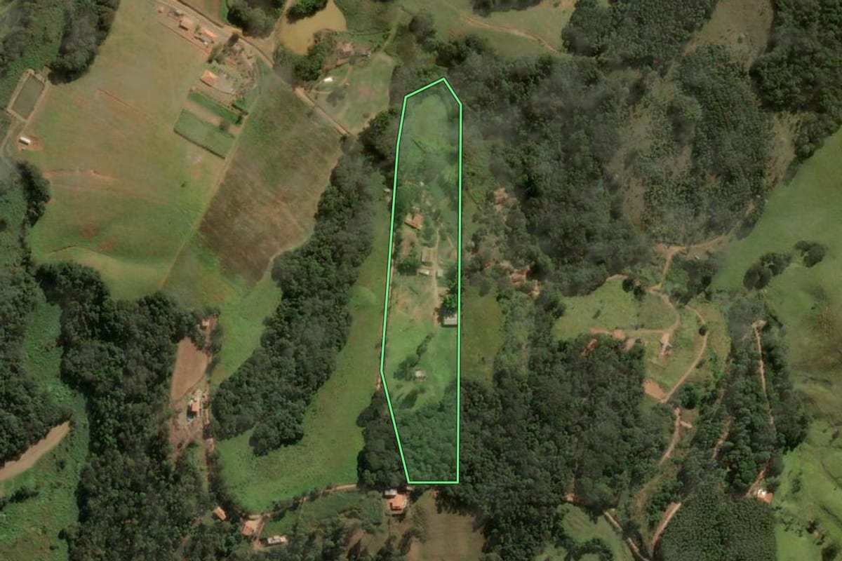 Imagem de satélite do imóvel rural em Pinhalzinho (SP), com o contorno declarado no CAR desenhado por cima.