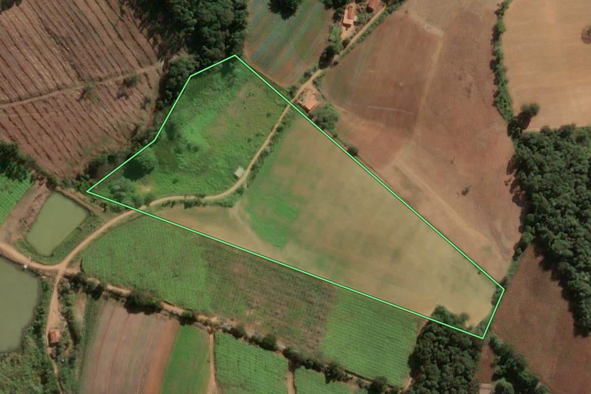 Imagem de satélite do imóvel rural em Pinhalzinho (SP), com o contorno declarado no CAR desenhado por cima.