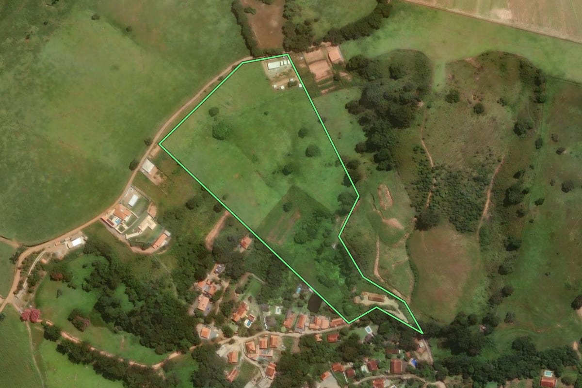Imagem de satélite do imóvel rural em Pinhalzinho (SP), com o contorno declarado no CAR desenhado por cima.