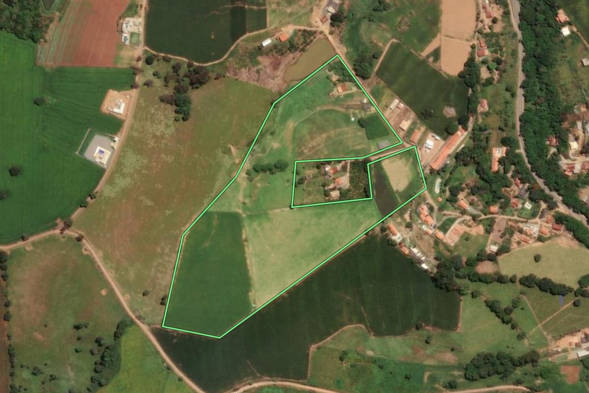 Imagem de satélite do imóvel rural em Pinhalzinho (SP), com o contorno declarado no CAR desenhado por cima.