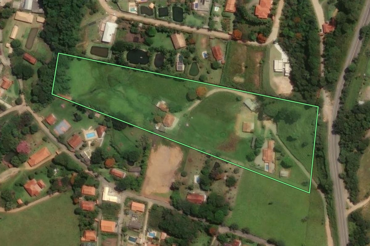 Imagem de satélite do imóvel rural em Pinhalzinho (SP), com o contorno declarado no CAR desenhado por cima.