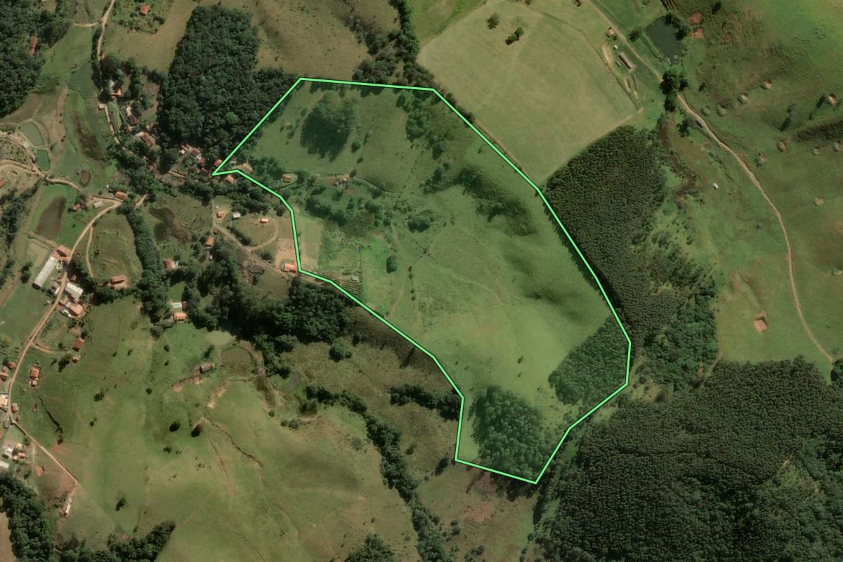 Imagem de satélite do imóvel rural em Pinhalzinho (SP), com o contorno declarado no CAR desenhado por cima.