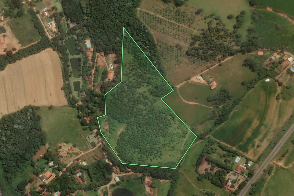 Imagem de satélite do imóvel rural em Pinhalzinho (SP), com o contorno declarado no CAR desenhado por cima.