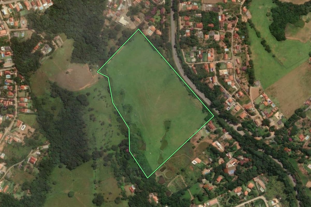 Imagem de satélite do imóvel rural em Pinhalzinho (SP), com o contorno declarado no CAR desenhado por cima.