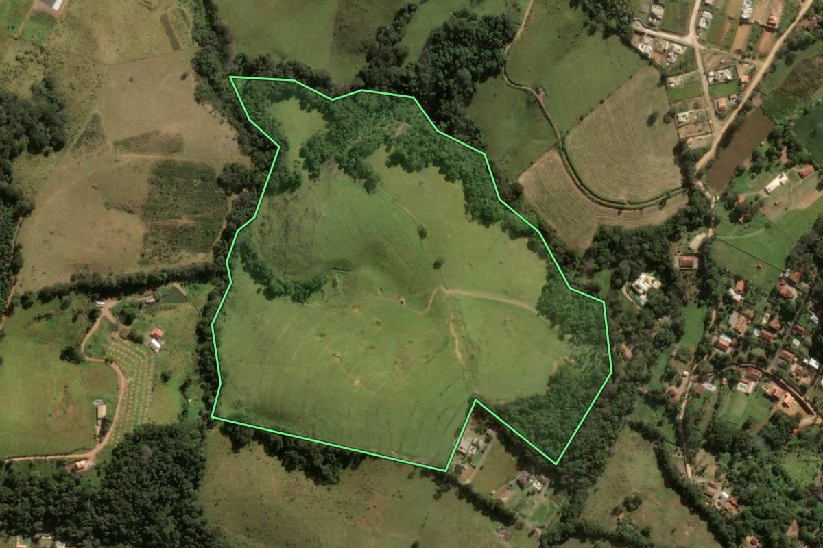 Imagem de satélite do imóvel rural em Pinhalzinho (SP), com o contorno declarado no CAR desenhado por cima.