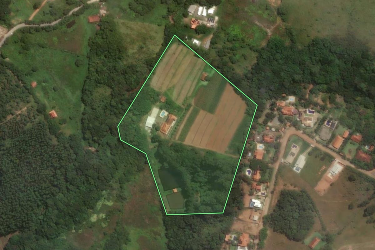 Imagem de satélite do imóvel rural em Pinhalzinho (SP), com o contorno declarado no CAR desenhado por cima.