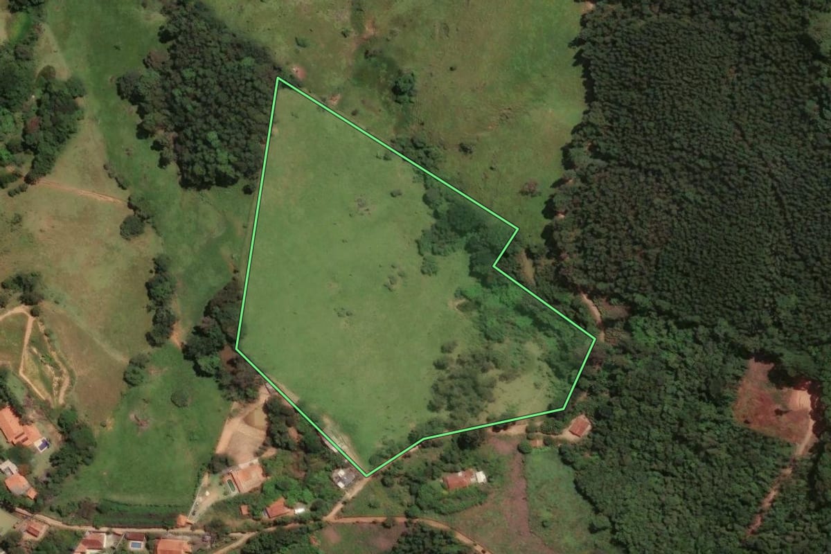 Imagem de satélite do imóvel rural em Pinhalzinho (SP), com o contorno declarado no CAR desenhado por cima.