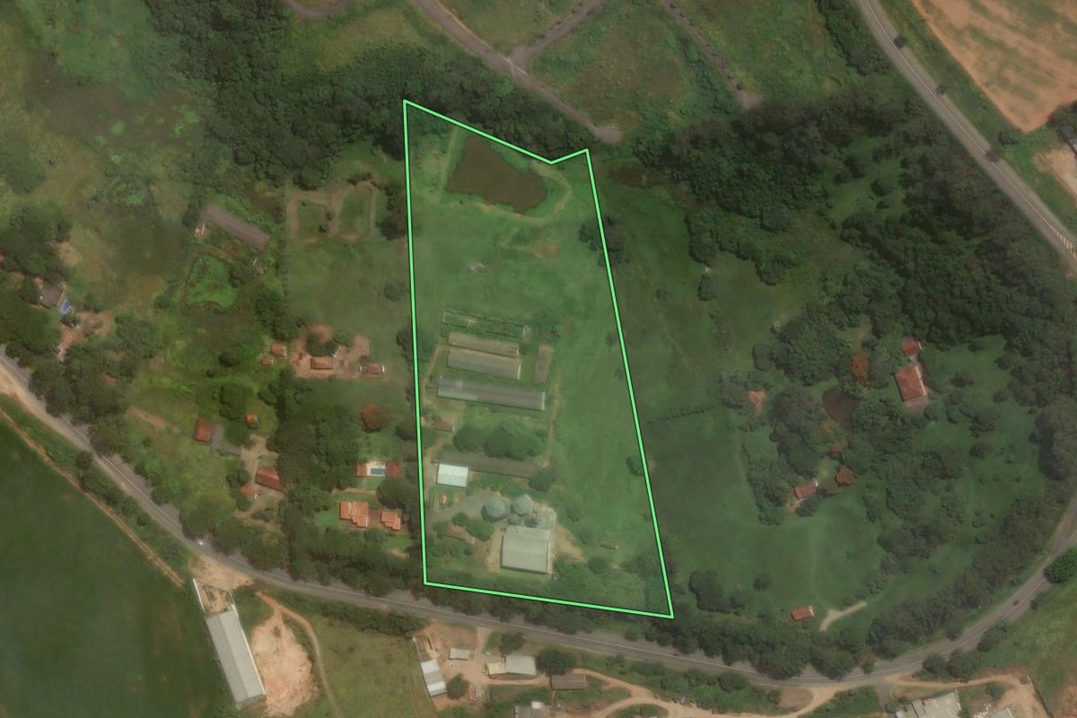 Imagem de satélite do imóvel rural em Pinhalzinho (SP), com o contorno declarado no CAR desenhado por cima.