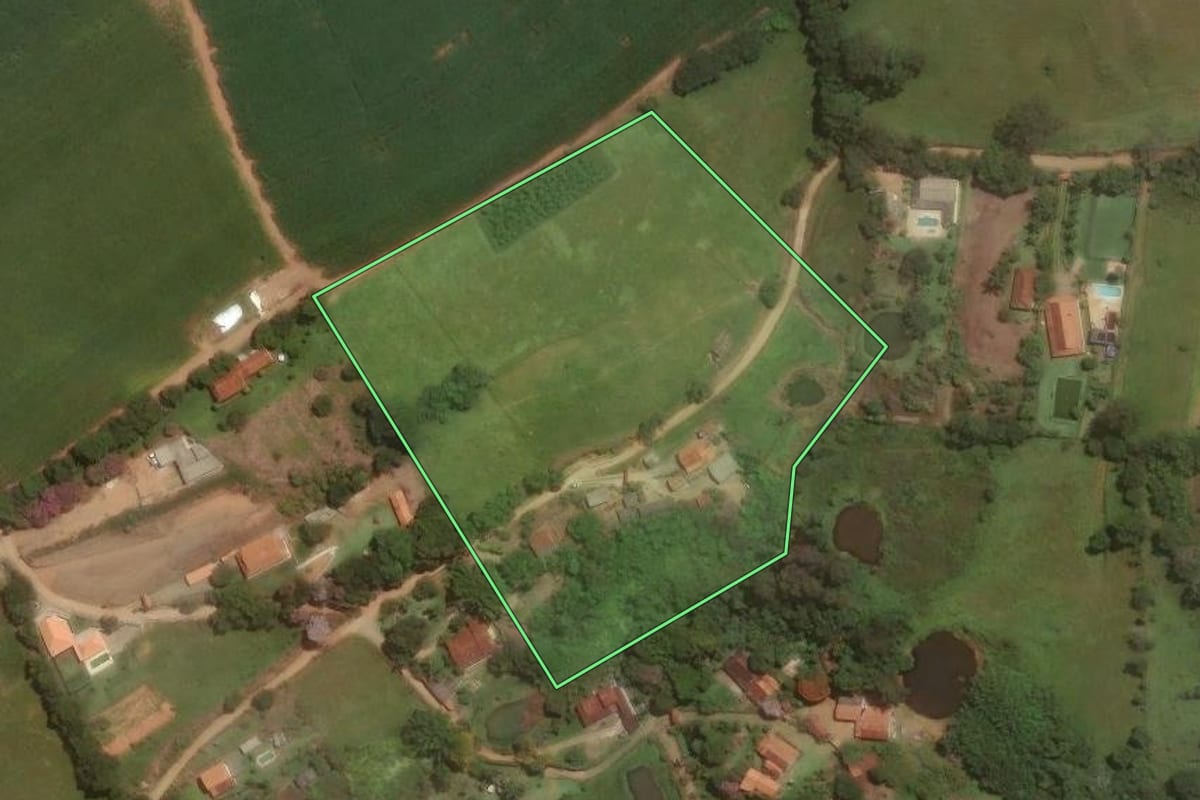 Imagem de satélite do imóvel rural em Pinhalzinho (SP), com o contorno declarado no CAR desenhado por cima.